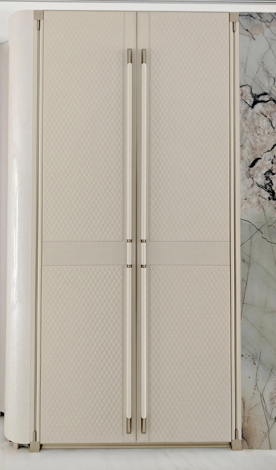 Diamond-Quilted Door, in the room 1