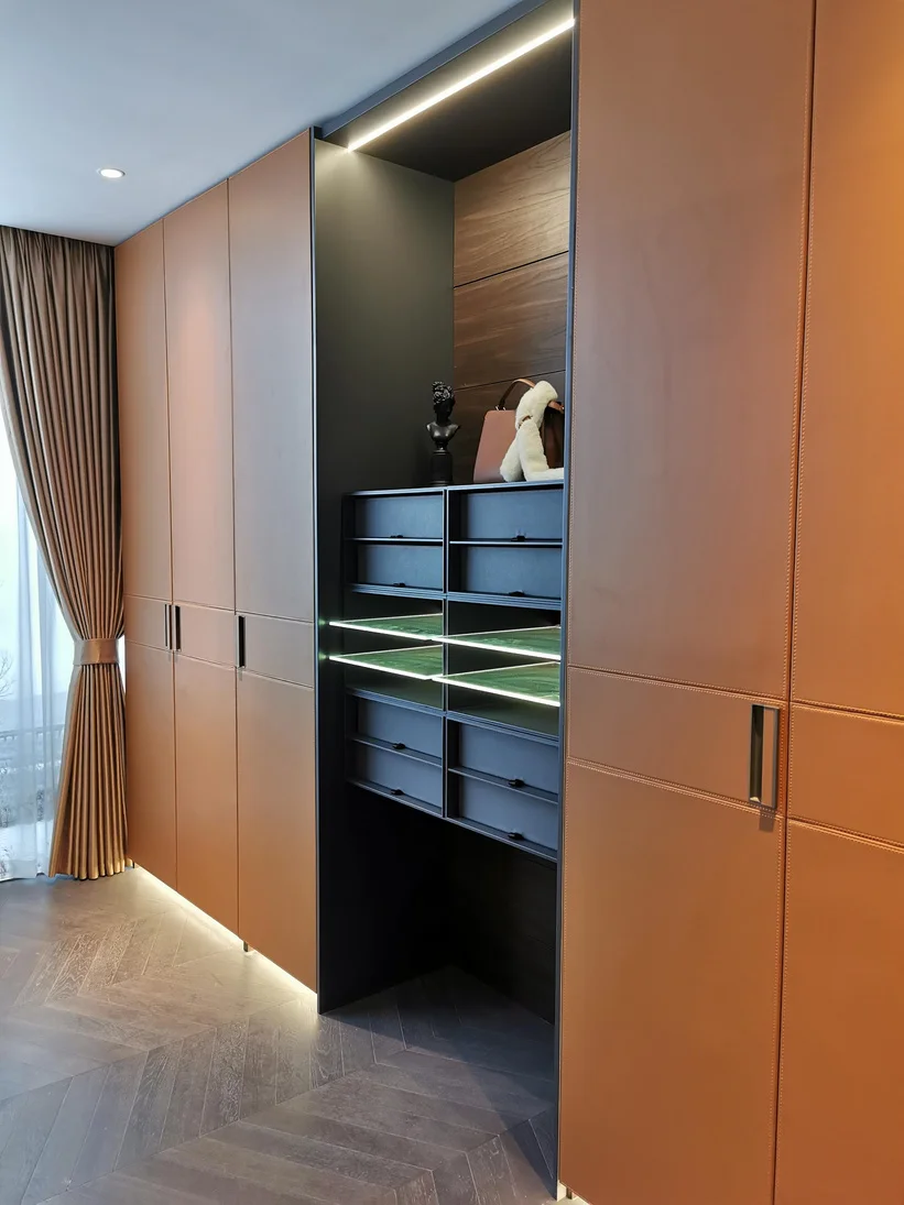Quilted Grid-Panel Door, in the room 1