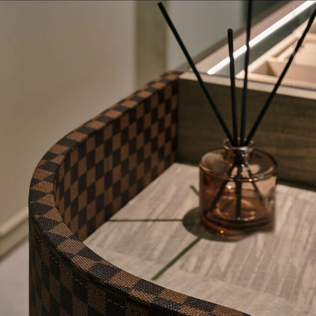 Curved Oval Valet Island, detail 4