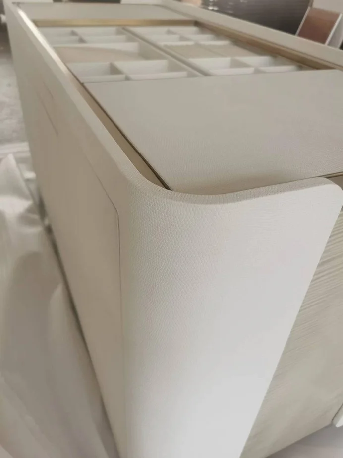 Vanity Island, Metal Trim