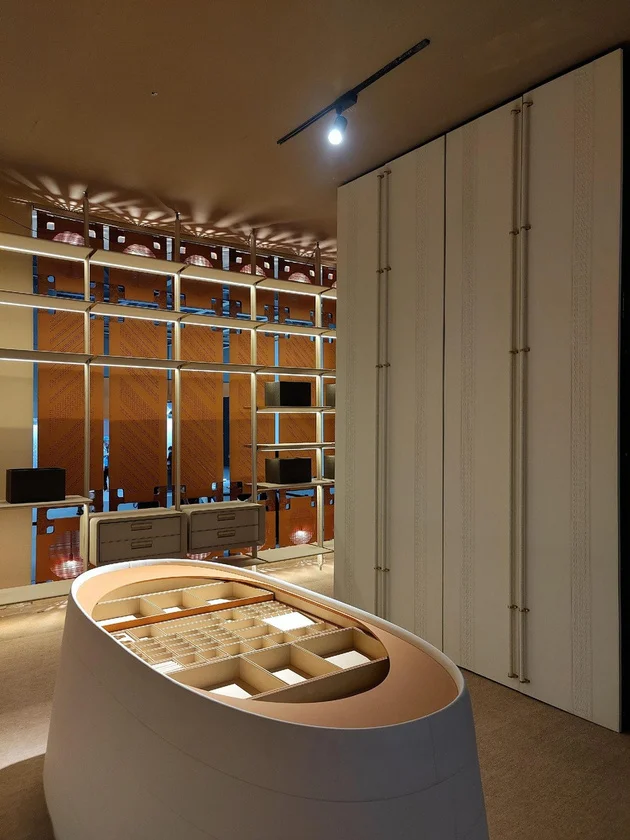 Oval Island, in the room 1